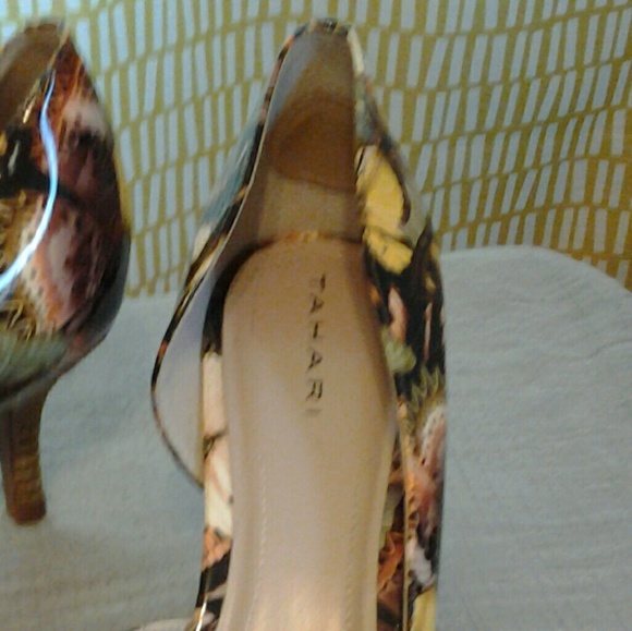 Tahari Heels - Picture 2 of 5
